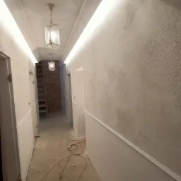 Tynk dekoracyjny na ścianie oraz oświetlenie LED