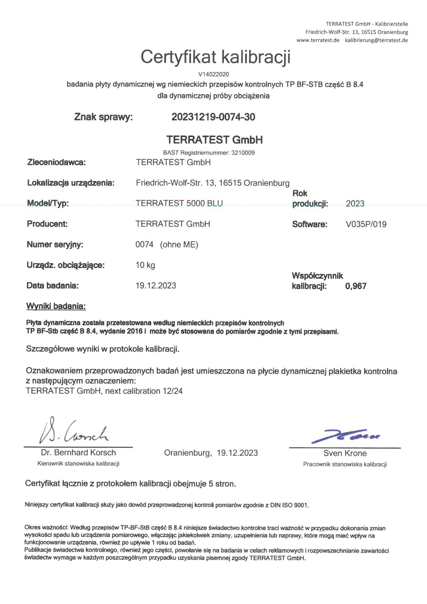Skan certyfikatu kalibracji płyty dynamicznej TERRATEST GmbH, model 5000 BLU, rok produkcji 2023, z wynikami badań i podpisami Dr. Bernharda Korscha oraz Svena Krone.