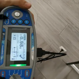 Pomiar impedancji pętli zwarcia gniazdka elektrycznego za pomocą miernika Metrel MI 3100 SE, widoczne parametry Isc i Lim na wyświetlaczu.