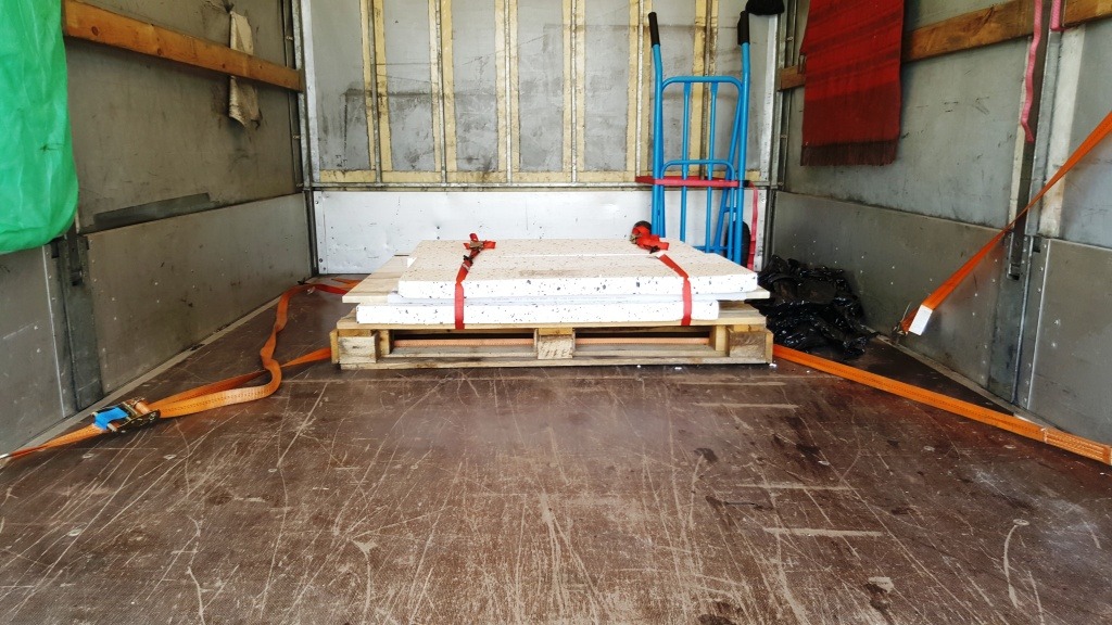 Dość droga płyta granitowa, sprowadzona na zamówienie z Włoch, oczywiście transport ubezpieczony i zabezpieczony