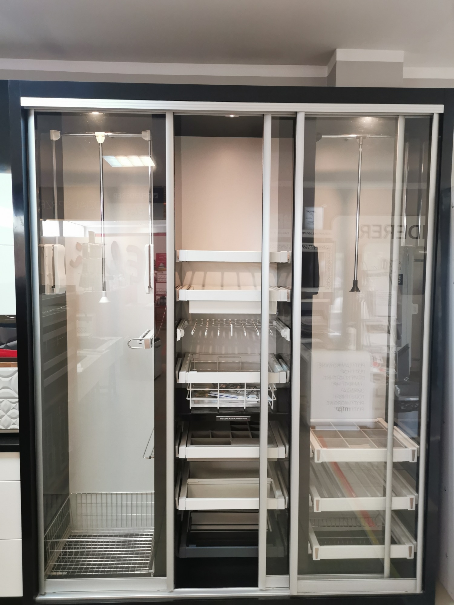 Akcesoria do szafy z drzwiami przesuwnymi