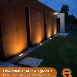 Oświetlenie ogrodu z płynną regulacją natężenia oświetlenia, zależną od czasu lub zmierzchu. 