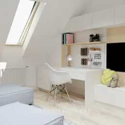 Jasne poddasze z oknem dachowym, biurkiem, krzesłem, regałem z telewizorem i miejscem do siedzenia z pufami