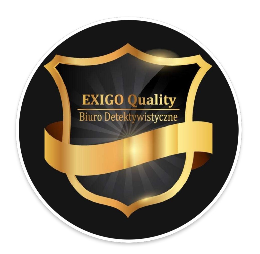Eleganckie logo 'EXIGO Quality Biuro Detektywistyczne' w złoto-czarnej kolorystyce, umieszczone na białym tle. Tarcza otoczona wstęgą, symbolizująca prestiż i profesjonalizm.