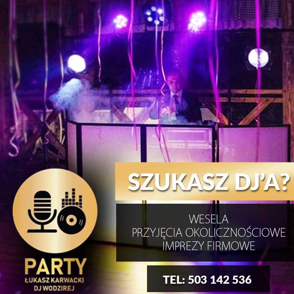 DJ za konsoletą oświetloną fioletowymi światłami, dekoracje wiszące, w tle dym, w dolnej części grafika reklamowa z mikrofonem i napisem 'PARTY Łukasz Karwacki DJ Wodzirej', obok napis 'SZUKASZ...