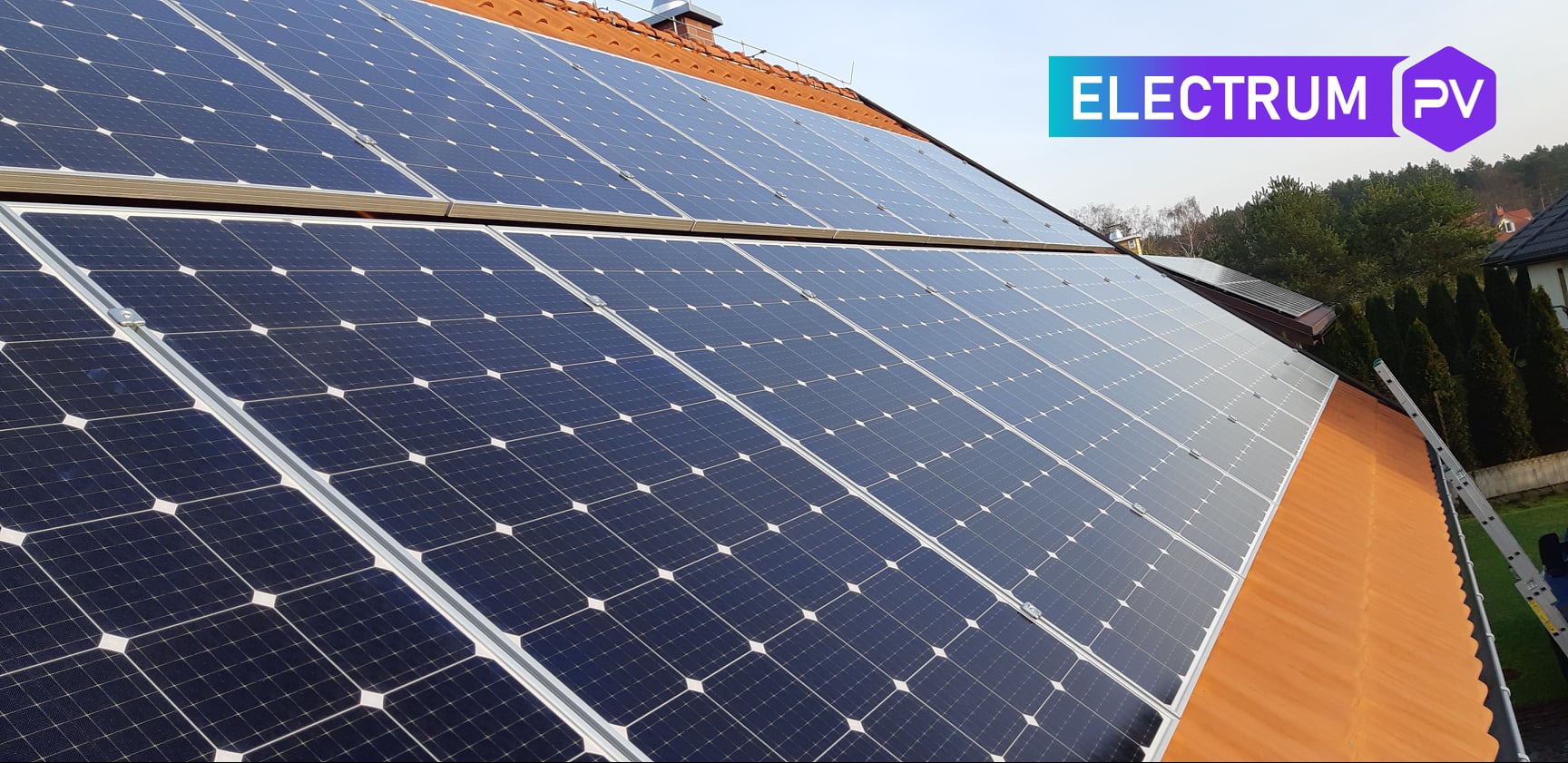 Panel słoneczny na dachu z pomarańczowej dachówki, widoczna drabina i logo firmy Electrum PV w prawym górnym rogu.