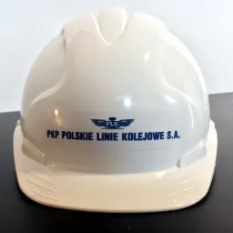 Biały kask ochronny z niebieskim logo i napisem PKP POLSKIE LINIE KOLEJOWE S.A. na czarnym tle.
