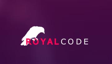Logo firmy Royal Code przedstawiające białego ptaka (kruka?) po lewej stronie i nazwę firmy zapisaną w kolorach białym i różowym na purpurowym tle.