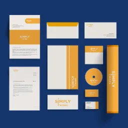 Zestaw materiałów firmowych z logo 'Simply Work' na ciemnoniebieskim tle: wizytówka, papier firmowy, koperta, ulotka, płyta CD i tuba w kolorze pomarańczowym.