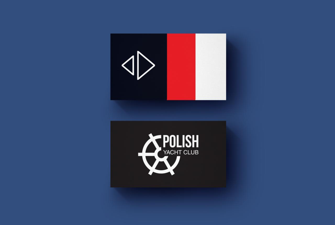 Dwie wizytówki leżące na niebieskim tle. Górna wizytówka jest podzielona na trzy części: czarną z dwoma białymi strzałkami, czerwoną i białą. Dolna wizytówka jest czarna z białym logo Polish Yacht...