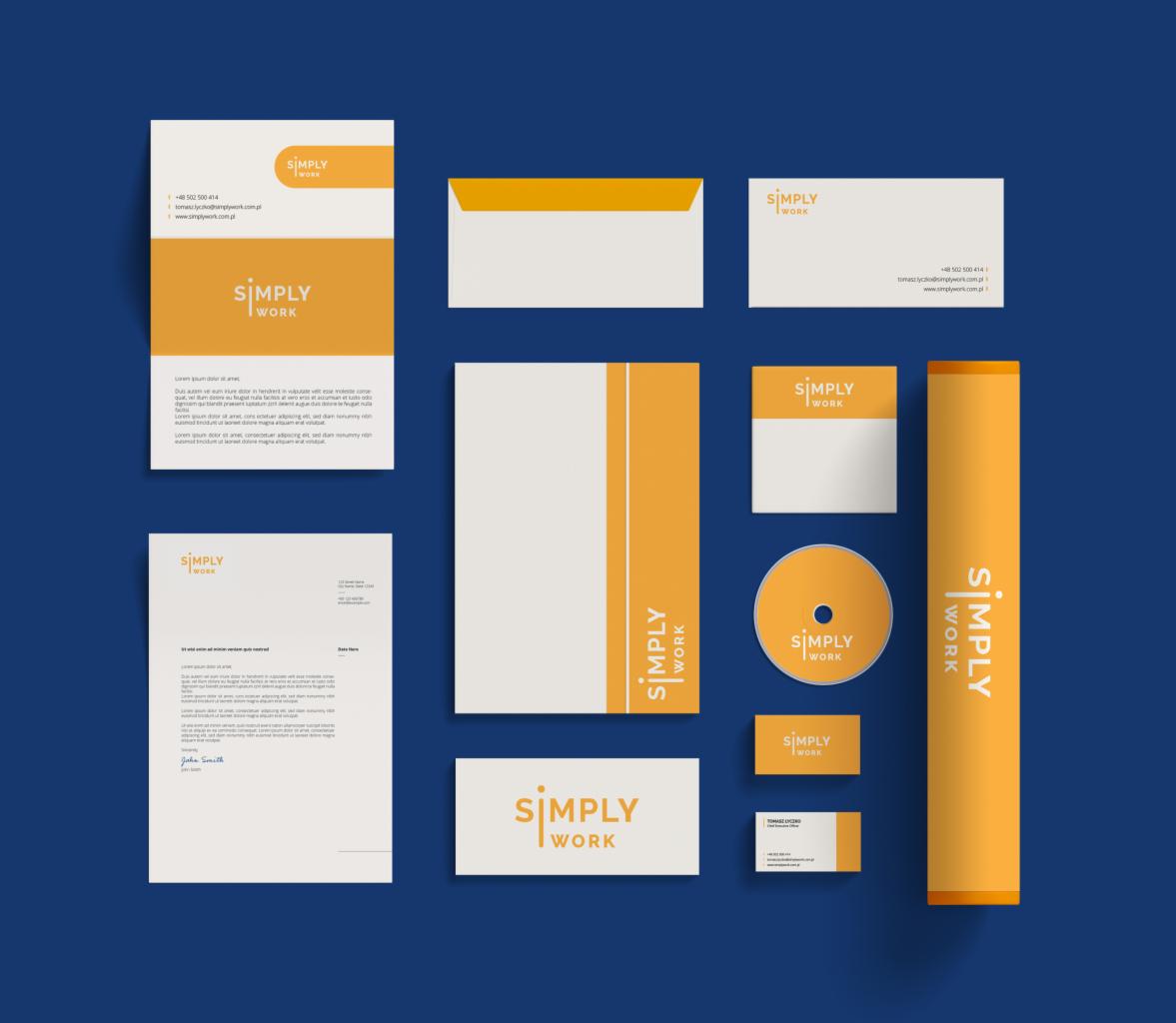 Zestaw materiałów firmowych z logo 'Simply Work' na ciemnoniebieskim tle: wizytówka, papier firmowy, koperta, ulotka, płyta CD i tuba w kolorze pomarańczowym.