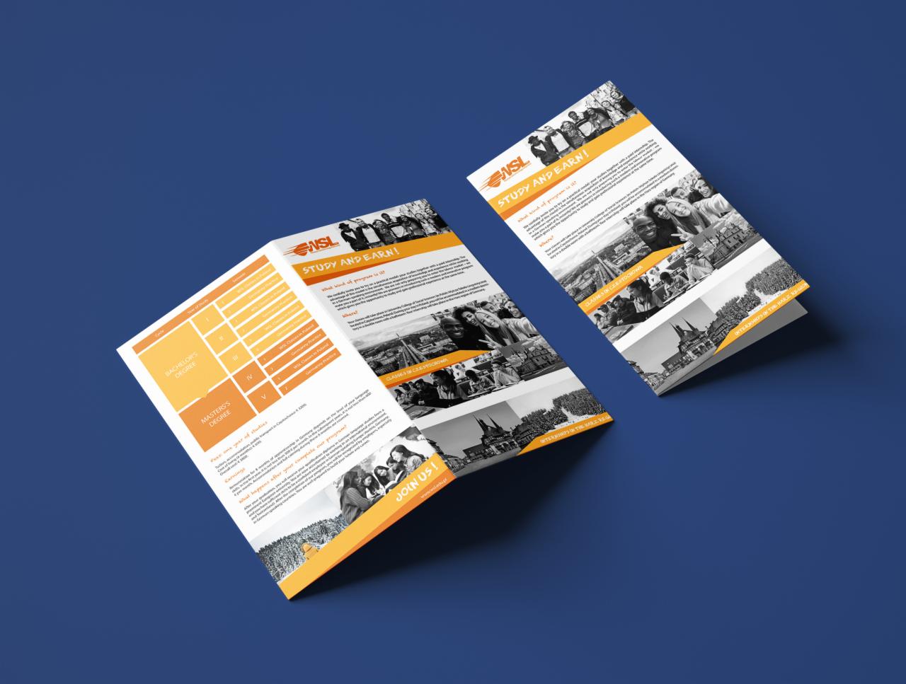 Dwa rozłożone, trójdzielne foldery reklamowe z informacjami o studiach, leżące na niebieskim tle. Jeden folder pokazuje program studiów licencjackich i magisterskich, drugi prezentuje zdjęcia...