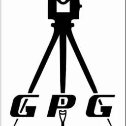 Czarno-białe logo firmy GPG Zawadzki przedstawiające teodolit.