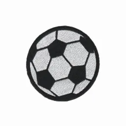 Okrągła naszywka z motywem piłki nożnej, z wyraźną fakturą haftu i czarnym obramowaniem, na białym tle.