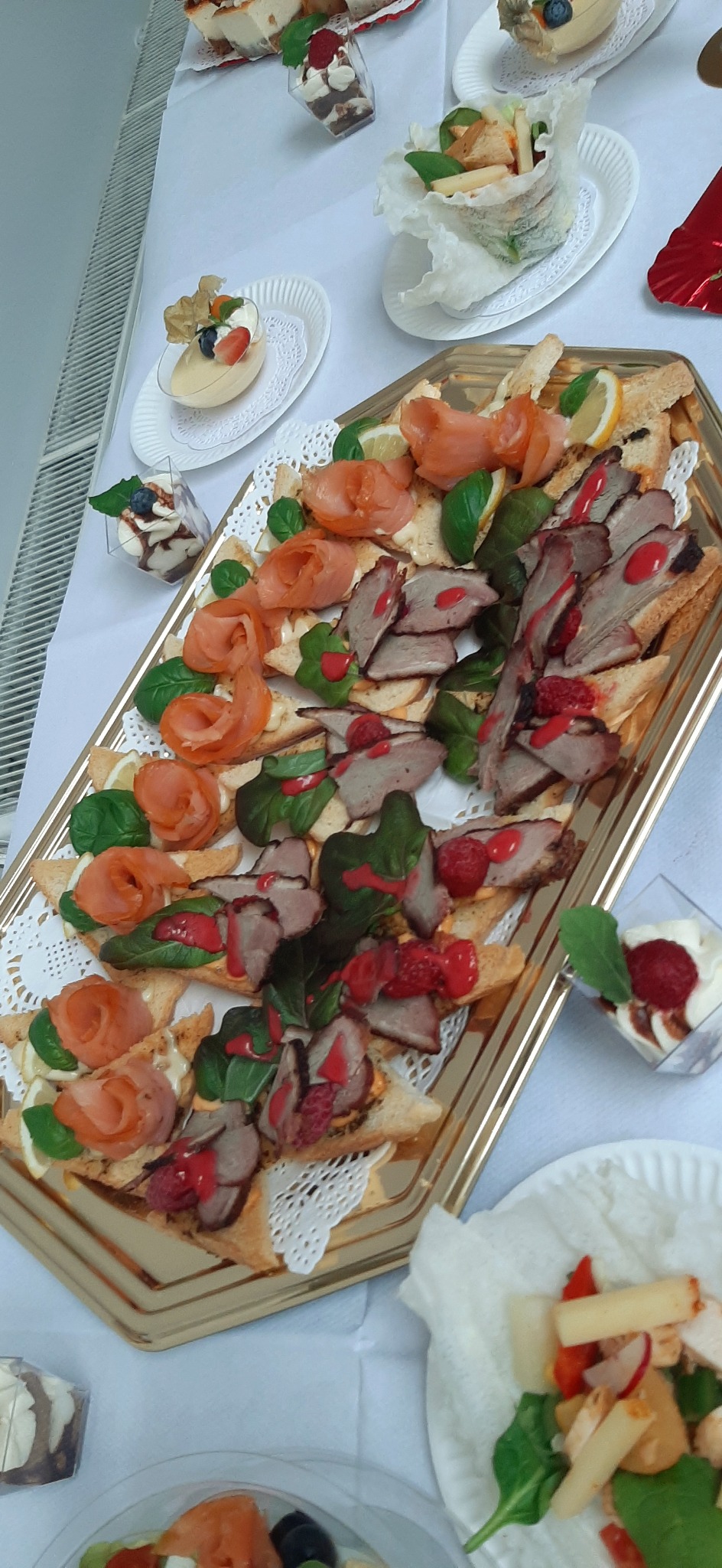 Łosoś na grzankach Pierś kaczki z malinowym winegret na grzankach