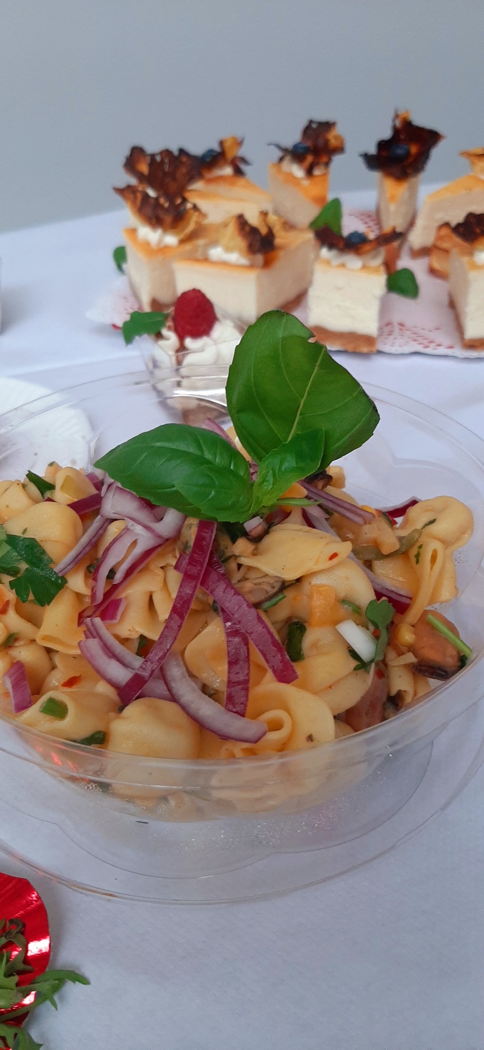 Salatka suchettini z owocami morza.