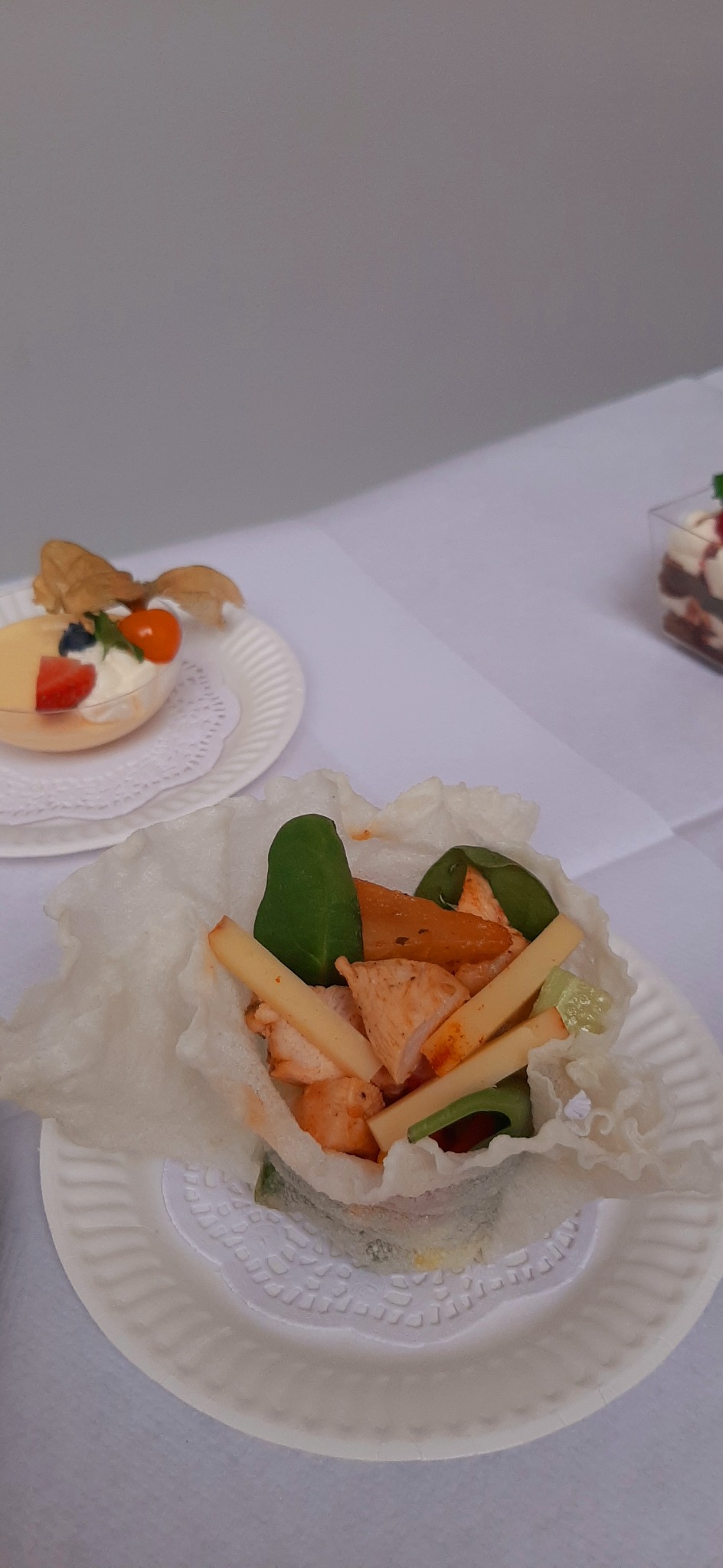 Sałatka z grillowanym kurczakiem i gruszką w koszyczkach z papieru ryżowego