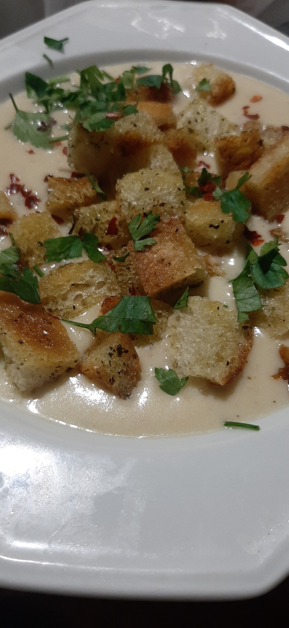 Rozgrzewająca zupa chrzanowa z ziołowymi grzankami