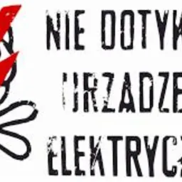 Czarno-biały znak ostrzegawczy: czaszka ze skrzyżowanymi kośćmi, przecięta czerwonym symbolem błyskawicy, obok napis 'NIE DOTYKAĆ! URZĄDZENIE ELEKTRYCZNE!' w stylu stempla.