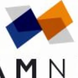 Logo firmy KAMNET z geometrycznym symbolem składającym się z nakładających się na siebie kwadratów w kolorach niebieskim, pomarańczowym i szarym.