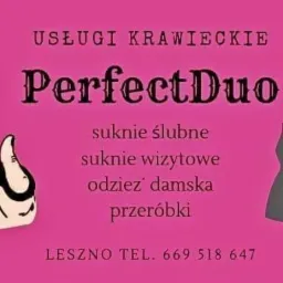 Różowe tło z grafiką: ręka trzymająca nożyczki krawieckie, sylwetka sukienki oraz tekst 'Usługi krawieckie PerfectDuo suknie ślubne, suknie wizytowe, odzież damska, przeróbki Leszno tel. 669 518 647'.