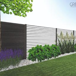 Pracownia Projektowa GreenGo! Katarzyna Marchlewska - Wizualizacja projektu ogrodu z nowoczesnym ogrodzeniem z poziomych desek, rabatami z lawendy, kulistych krzewów i traw ozdobnych, oddzielonych białym grysem, z drzewem w rogu i logo firmy...