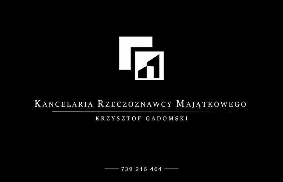 Logo Kancelarii Rzeczoznawcy Majątkowego Krzysztof Gadomski na czarnym tle, z abstrakcyjnym symbolem budynku w górnej części.