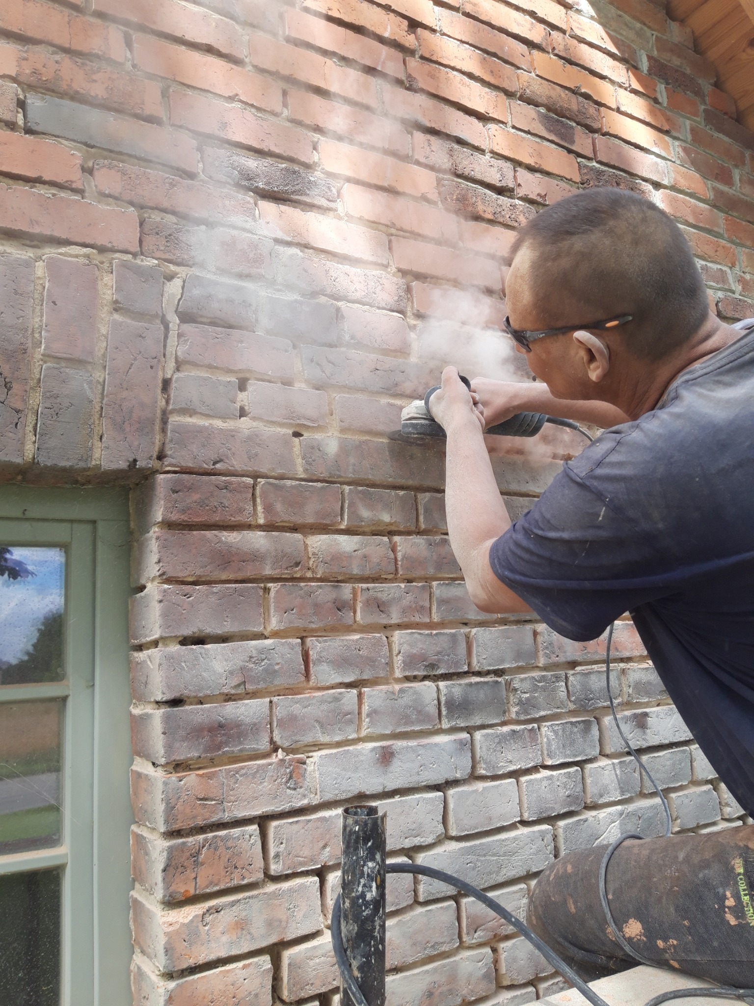 Renowacja cegły usuwanie starej fugi uzupelnianie