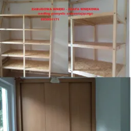 Wnęka z drewnianą zabudową regałową z surowego drewna i szafa z przesuwnymi drzwiami z jasnego drewna, widok z dołu.