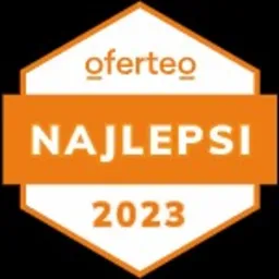 Pomarańczowa odznaka Oferteo 'Najlepsi 2023' na czarnym tle.