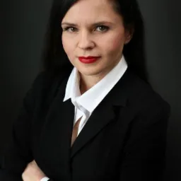 Portret kobiety w czarnym żakiecie i białej koszuli, skrzyżowane ręce, czerwone usta, na ciemnym tle, Wrocław.