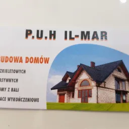 Wizytówka firmy P.U.H IL-MAR z grafiką domu murowanego na tle błękitnego nieba i zielonego trawnika, z wypisanymi usługami: budowa domów szkieletowych, pasywnych, z bali i prace wykończeniowe.