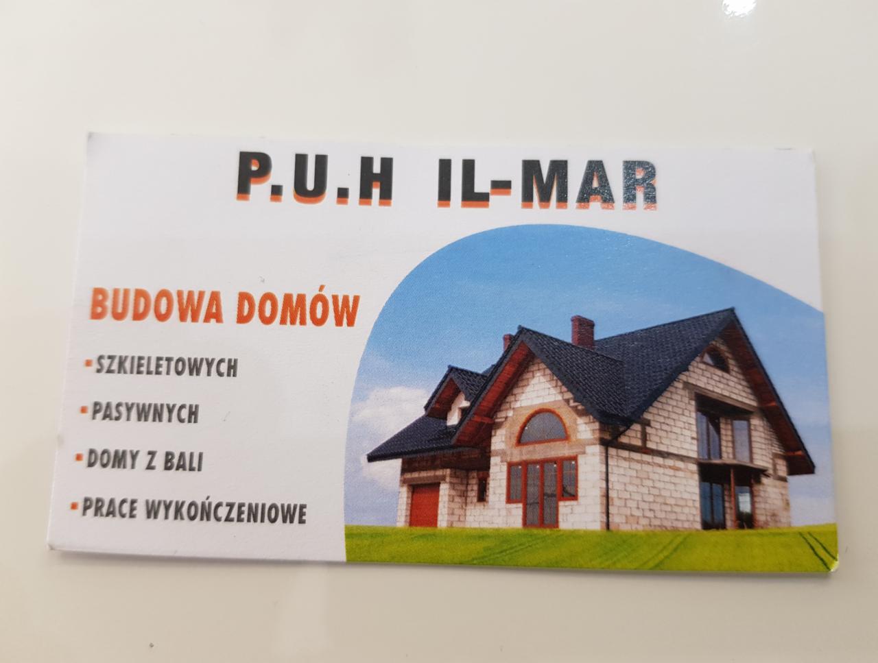 Wizytówka firmy P.U.H IL-MAR z grafiką domu murowanego na tle błękitnego nieba i zielonego trawnika, z wypisanymi usługami: budowa domów szkieletowych, pasywnych, z bali i prace wykończeniowe.