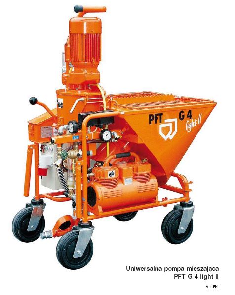 Pomarańczowa, uniwersalna pompa mieszająca PFT G 4 light II na kółkach, widoczne manometry i elementy robocze.