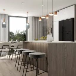 Nowoczesna kuchnia z wyspą, drewnianym wykończeniem, szarymi stołkami barowymi, czarną lodówką Samsung i wiszącymi lampami z miedzianymi akcentami nad wyspą oraz jadalnią z widokiem na zieleń za...