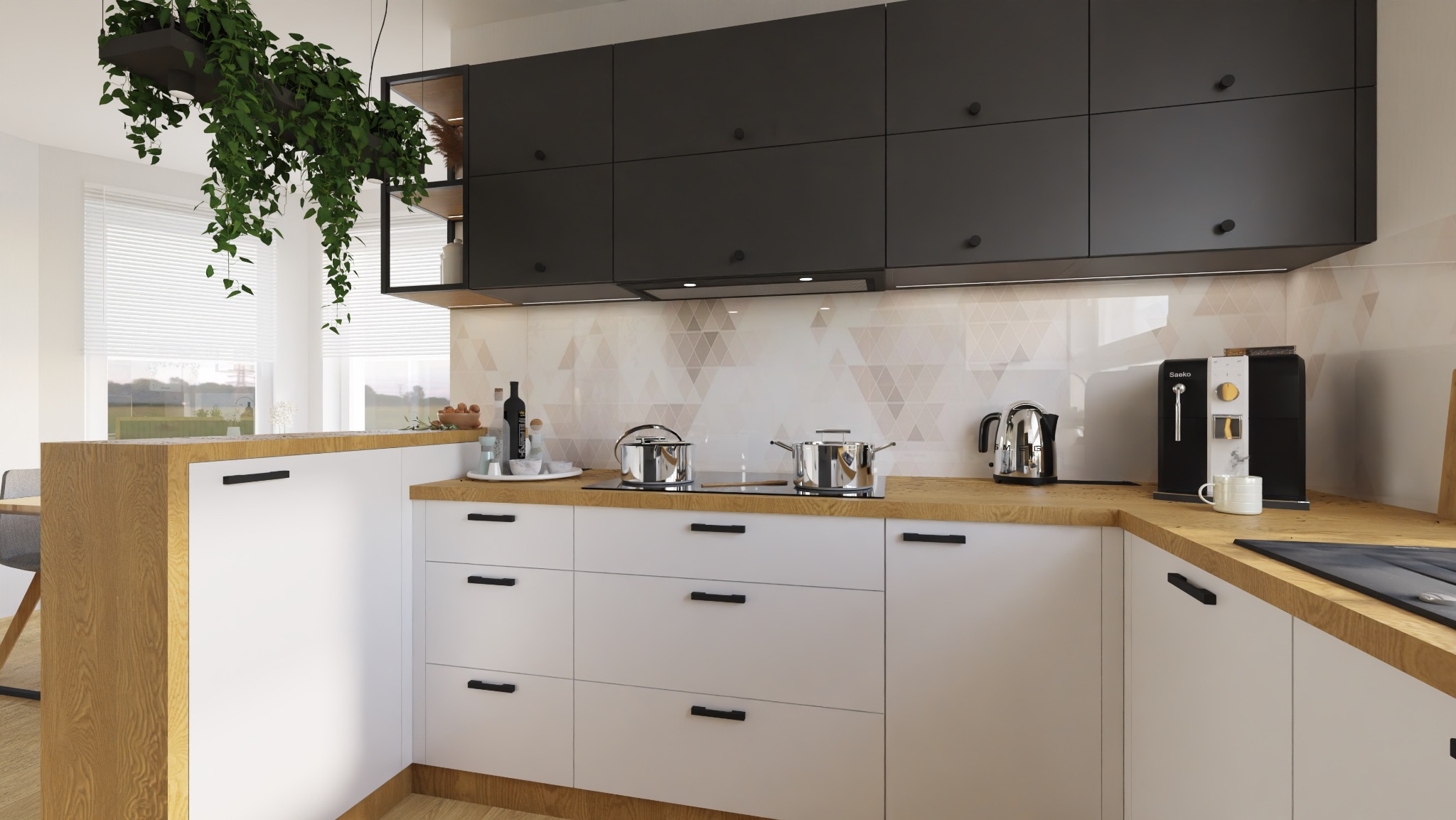 Nowoczesna kuchnia z białymi szafkami, drewnianym blatem i czarnymi szafkami wiszącymi. Roślina zwisająca dodaje naturalnego akcentu. Na blacie ekspres do kawy i czajnik.