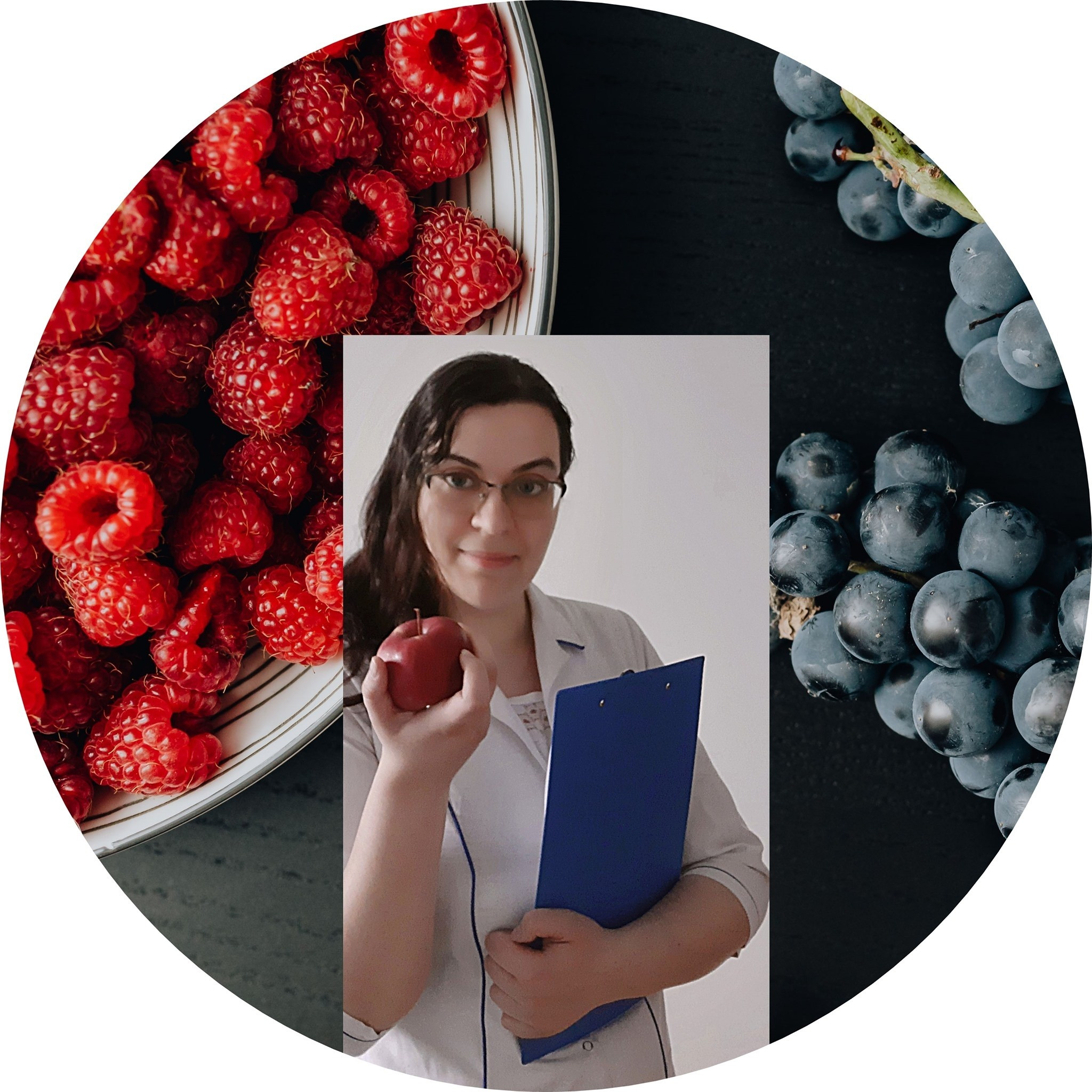 Kobieta w białym fartuchu lekarskim trzyma czerwone jabłko i niebieski podkład, otoczona malinami w misce i ciemnymi winogronami na czarnym tle.