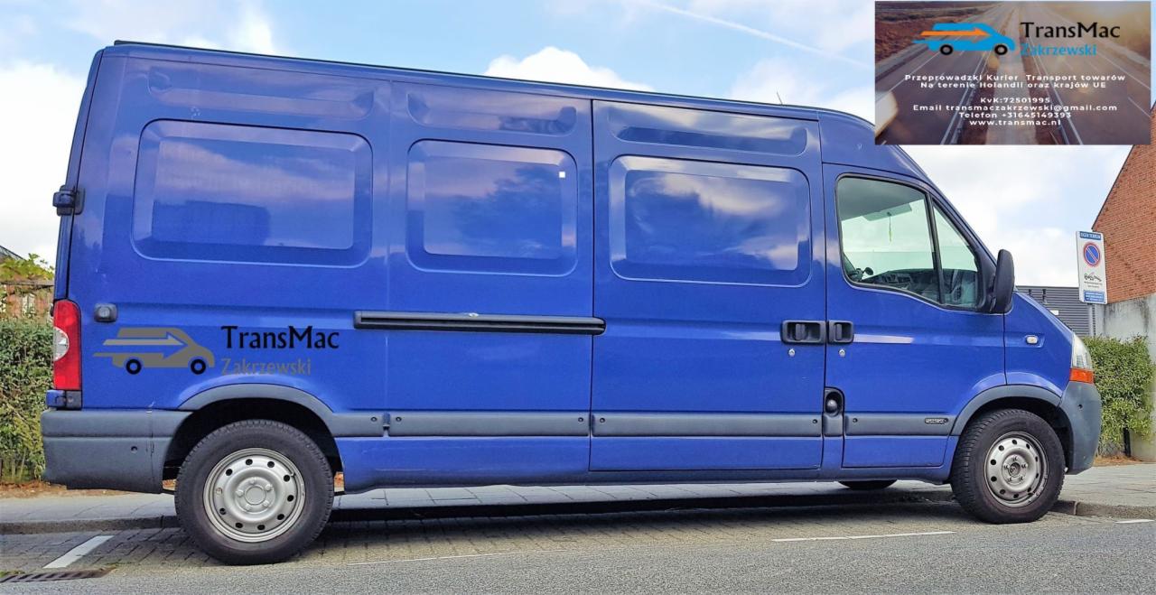 Niebieski bus dostawczy firmy TransMac Zakrzewski z logo na boku i wizytówką w rogu, zaparkowany na ulicy.
