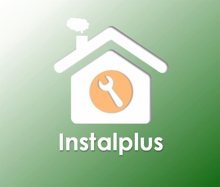 Logo firmy Instalplus: biały kontur domu z kominem i chmurką dymu, wewnątrz pomarańczowe koło z białym kluczem francuskim, całość na zielonym tle z gradientem.