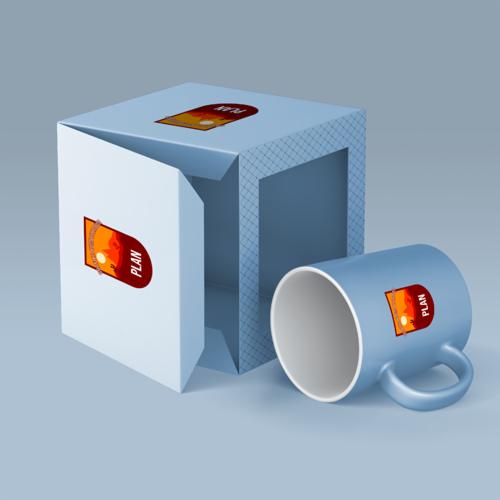 Niebieski kubek z nadrukiem logo 'PLAN' i pudełko z okienkiem, prezentacja identyfikacji wizualnej firmy.