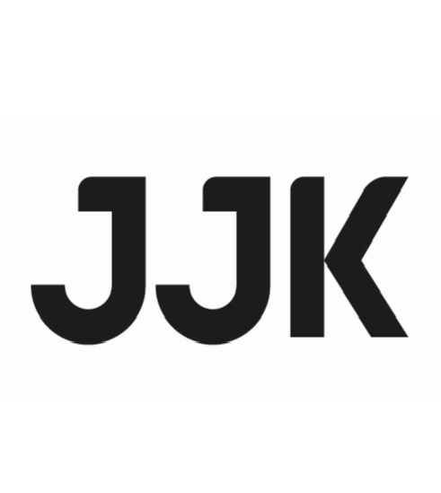 Proste logo 'JJK' w kolorze czarnym na białym tle. Litery o grubym kroju, bezszeryfowe. Minimalistyczny design, centralnie umieszczone.