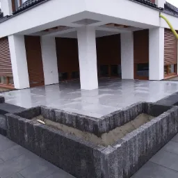 Taras wykonany z PALISAD ŁUPANYCH ORAZ PŁYTKI CERAMICZNEJ