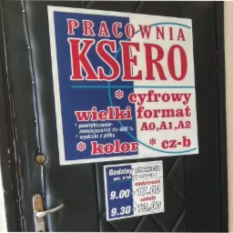 Tabliczka informacyjna na drzwiach pracowni ksero z ofertą druku cyfrowego, wielkoformatowego, kolorowego i czarno-białego, z godzinami otwarcia.