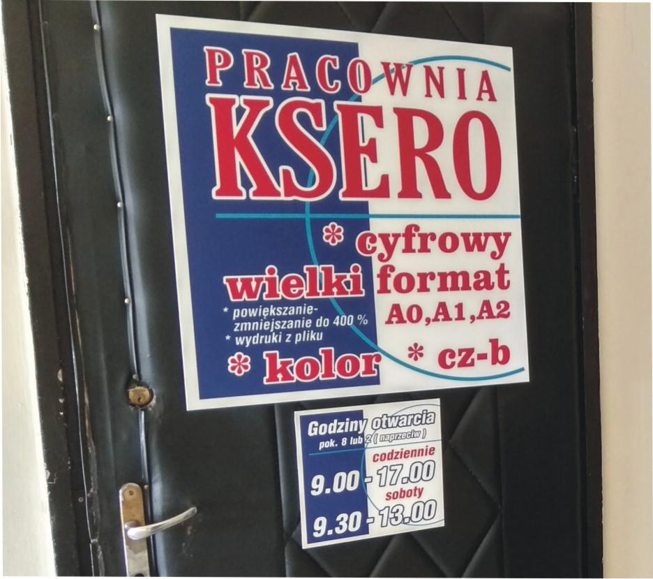 Tabliczka informacyjna na drzwiach pracowni ksero z ofertą druku cyfrowego, wielkoformatowego, kolorowego i czarno-białego, z godzinami otwarcia.