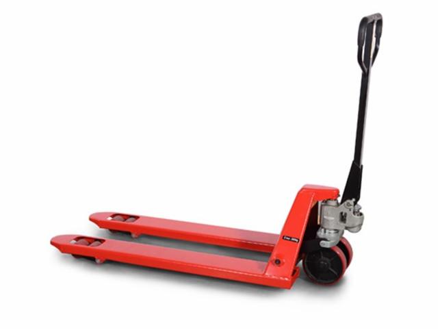 Czerwony wózek paletowy ręczny na białym tle, widok z boku, uchwyt w pozycji pionowej.