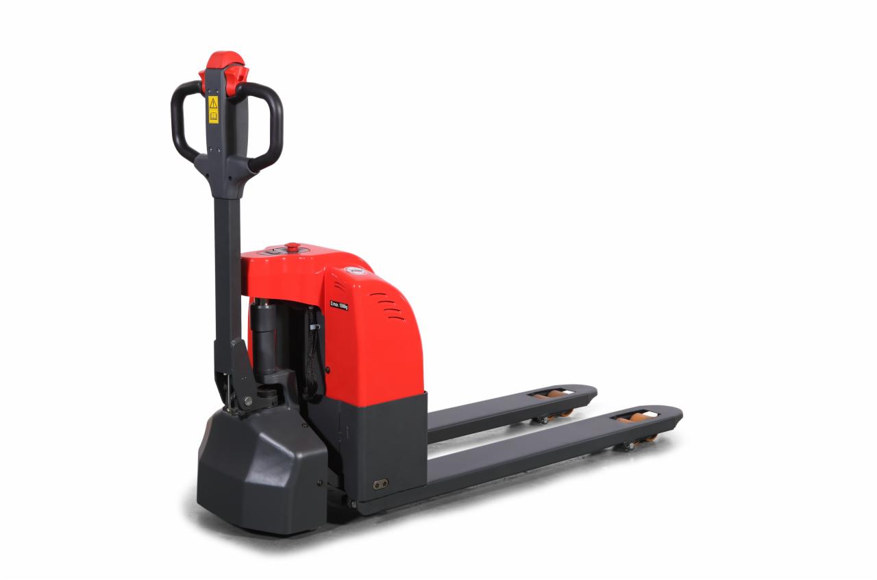 Czerwono-szary elektryczny wózek paletowy na białym tle, widok z boku, z widocznymi detalami konstrukcyjnymi.