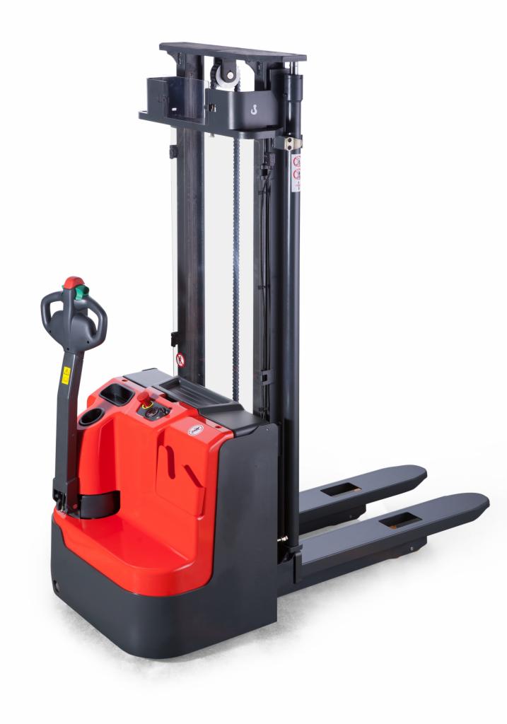 Elektryczny wózek paletowy z czerwonym korpusem i czarnymi widłami na białym tle, widoczne detale mechanizmu podnoszenia.