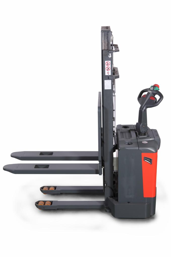 Elektryczny wózek paletowy z podwójnymi widłami, widok z boku na białym tle.