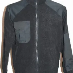 Czarna polarowa bluza z zamkiem błyskawicznym i naszytą kieszenią, widoczne wzmocnienia na ramionach i rękawach.