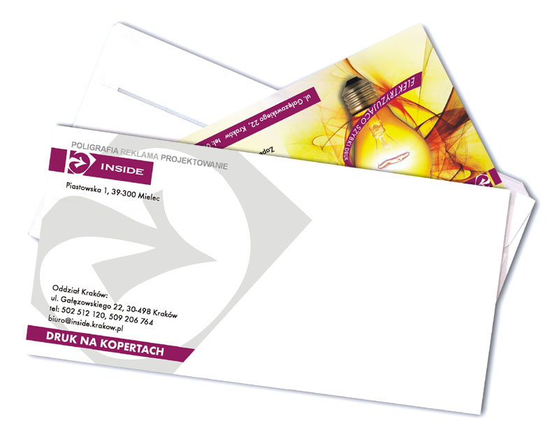 Białe koperty firmowe z nadrukiem danych kontaktowych, częściowo zasłaniające ulotkę z motywem żarówki i hasłem 'Elektryzująco szybki druk'.